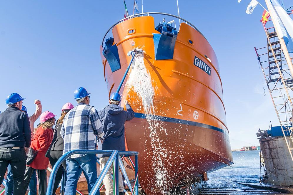 Gino V la botadura de un barco que es un hito en la crisis pesquera y naval