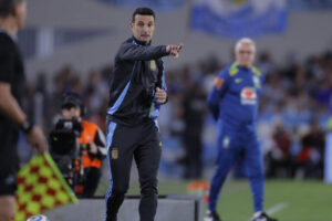 . BUENOS AIRES (ARGENTINA), 25/03/2025.- El entrenador de Argentina Lionel Scaloni reacciona este martes en un partido de las eliminatorias sudamericanas para el Mundial de 2026 entre las selecciones de Argentina y Brasil en el estadio Monumental en Buenos Aires (Argentina). EFE/Juan Ignacio Roncoroni