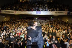 El escándalo de las coimas destruye la confianza en Milei y podría hacerle perder la elección