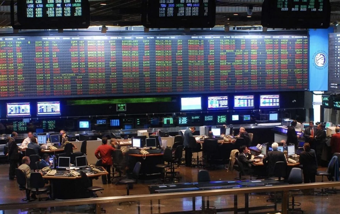 El Gobierno habría vendido US$ 500 millones para frenar al dólar y el riesgo país volvió a dispararse