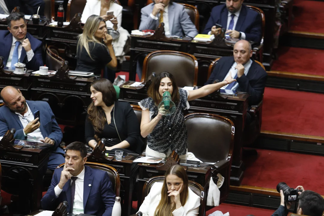 «Te rajaron por vago»: Marcela Pagano estalló y denunció una operación de «gente gagá» contra Santiago Caputo