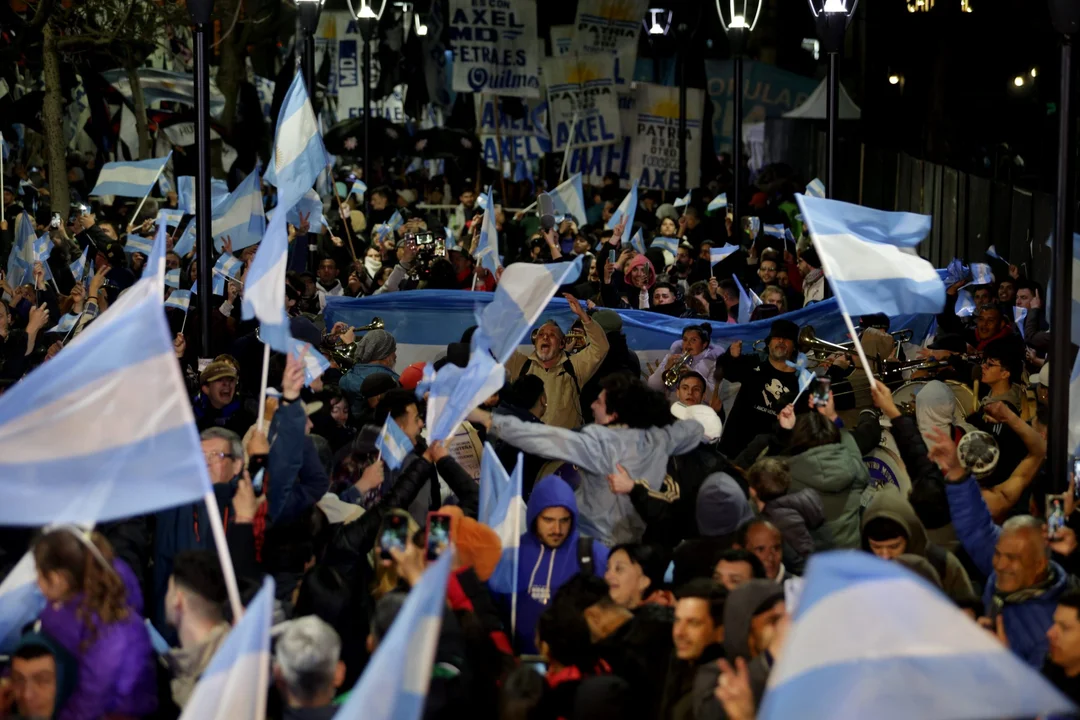 El peronismo celebró en La Plata: tensión y alegría en el búnker de Fuerza Patria