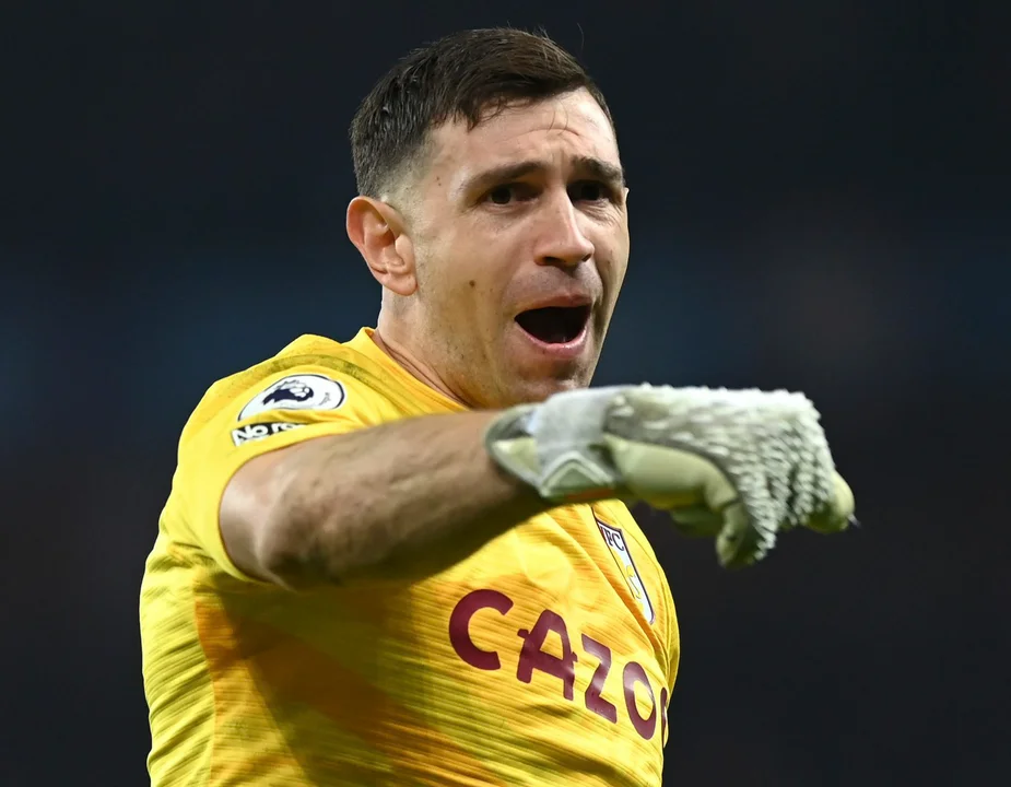 Unai Emery celebró la continuidad del “Dibu” Martínez en Aston Villa: “El mejor arquero del mundo”