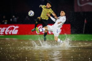 Aldosivi perdía 2-0 y sigue  mañana a las 12.00