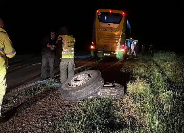 Un colectivo que se dirigía a Tandil perdió una rueda y protagonizó un importante choque