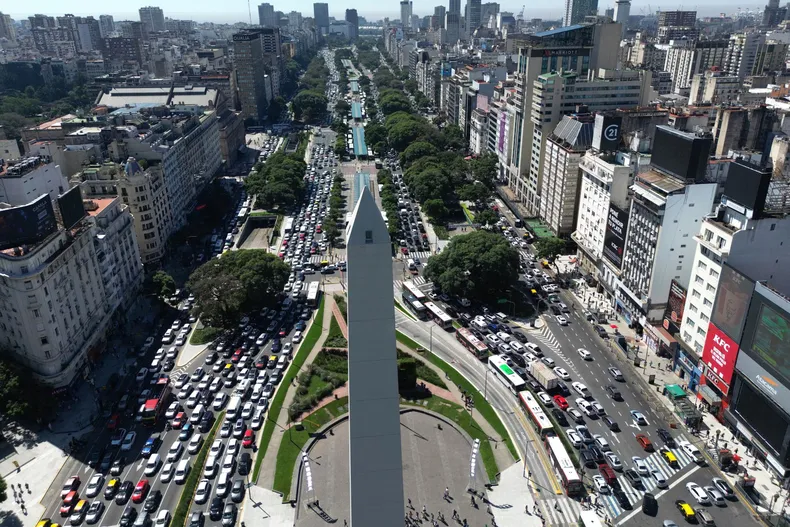 Luz bajo tensión: el plan millonario que Milei busca financiar con tarifas