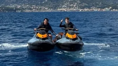 Colapinto se divierte con el hijo de Briatore en medio de la expectativa por su futuro en la F1