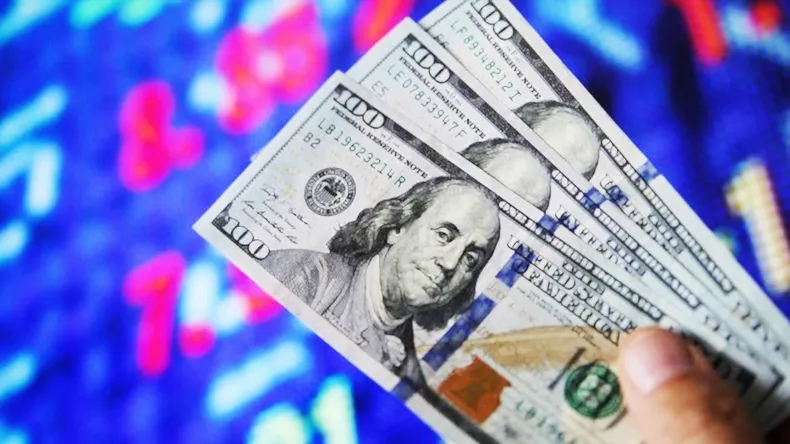 El dólar tocó los $1.480, se hundieron las acciones en Wall Street y el Riesgo País saltó a 1.100 puntos