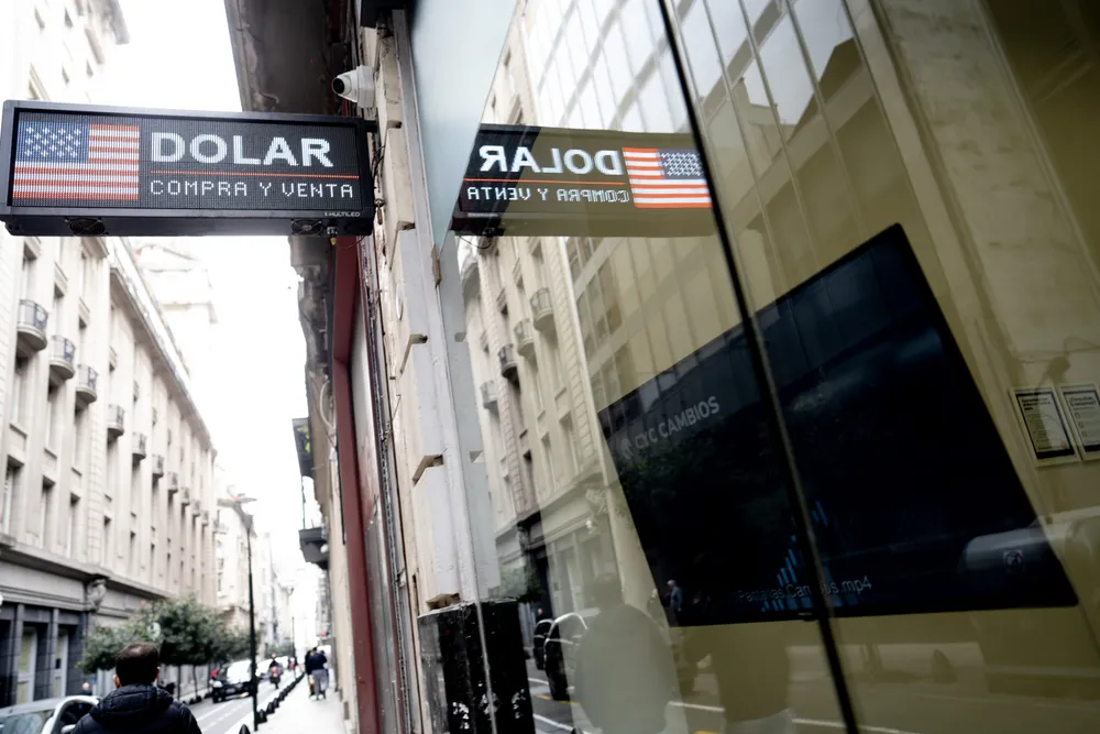 El dólar y el Riesgo País cayeron después de los anuncios del Gobierno y el apoyo de Estados Unidos