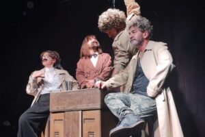 Homenaje al cine de acción y detectives con la obra “El atraco”