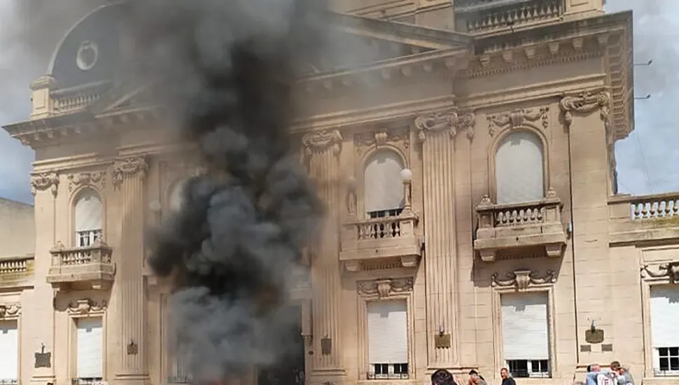 Prenden fuego en la Municipalidad de 9 de Julio