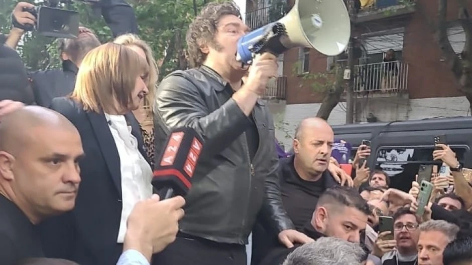 Enojado porque amenazan correrlo, Pareja le vació el acto a Milei en Tres de Febrero