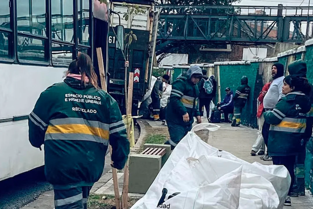 Los cartoneros seguro no votan a Milei: el kilo de cartón se desplomó, trabajan más y ganan menos