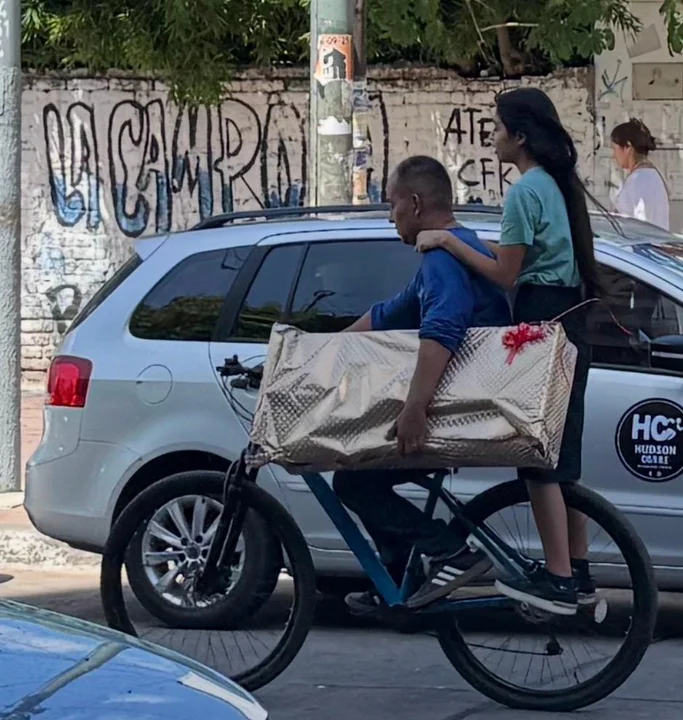 El esfuerzo de las familias por el Día de la Madre: los trabajadores dejan todo para que no falte un regalo