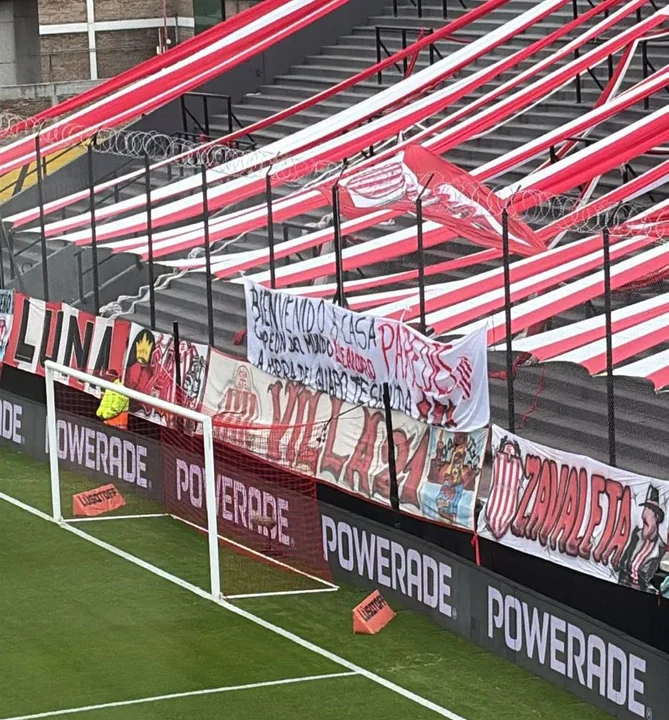 Las banderas y los carteles con los que Barracas Central recibió a Boca