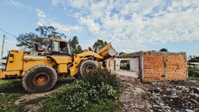 El Municipio derribó un búnker de venta de drogas en el barrio Las Dalias