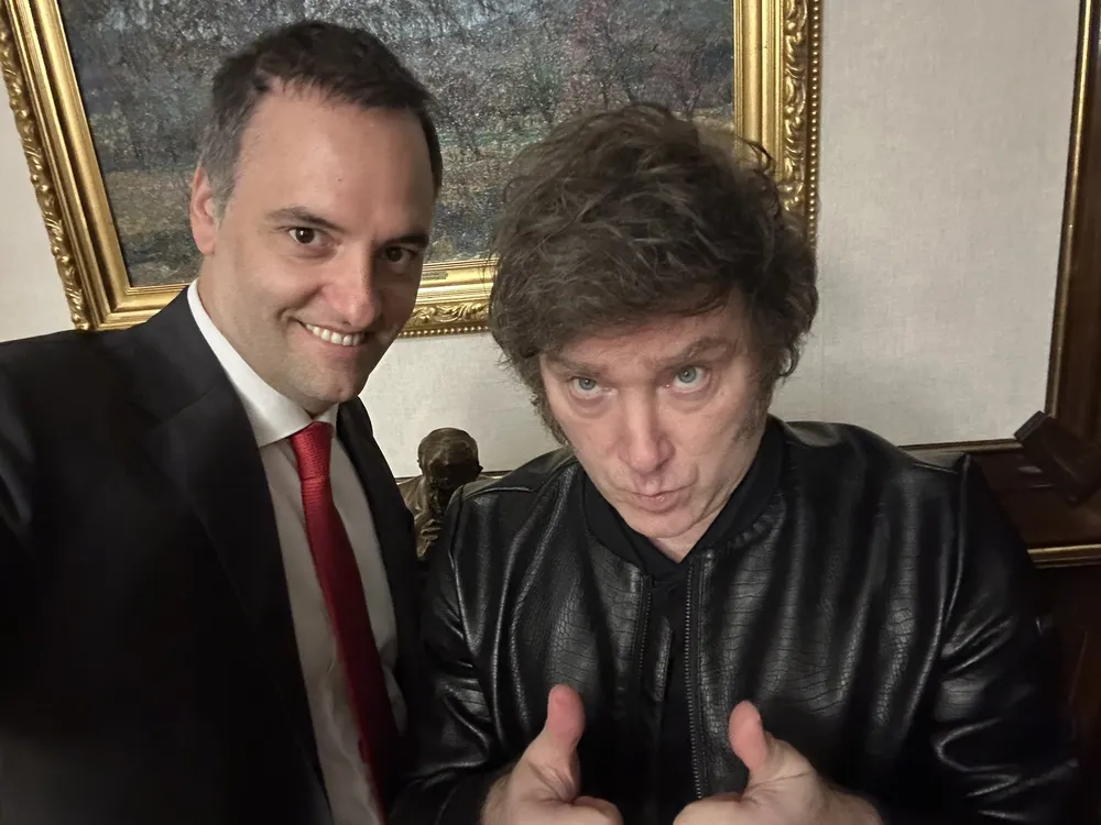 Sale Milei y entra Adorni al Coloquio de IDEA