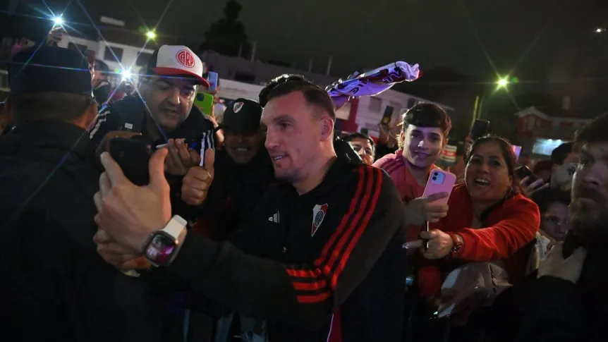 Furor por River y Gallardo en Córdoba: una multitud recibió al plantel en medio de la crisis