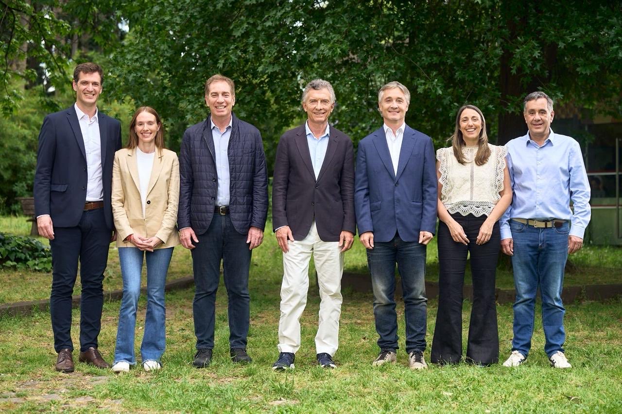 Mauricio Macri solo posó para una foto y estuvo ausente en la campaña con LLA