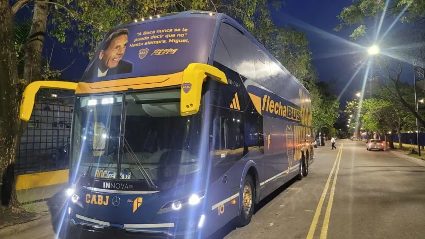 Con la imagen de Russo y una frase con su sello: así quedó ploteado el micro de Boca