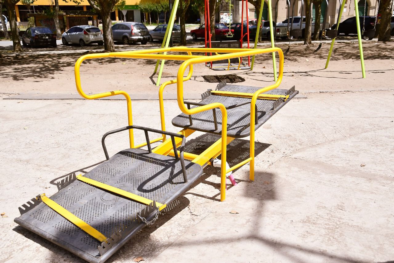 Proponen incorporar juegos accesibles en más plazas de la ciudad