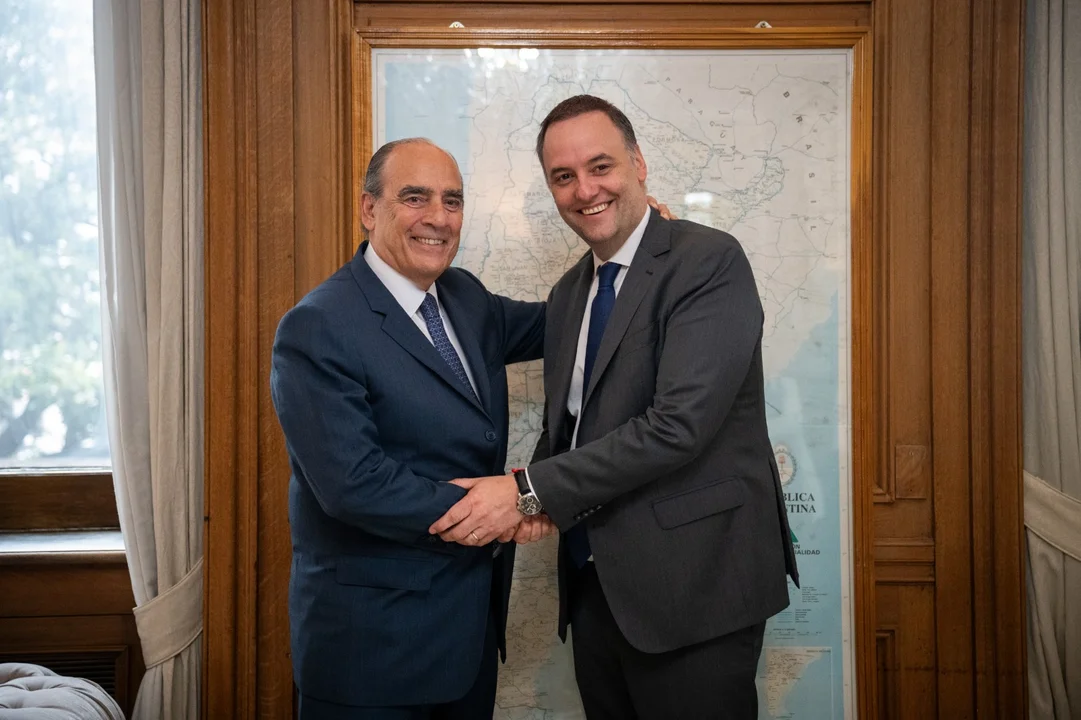 Manuel Adorni recibió a Guillermo Francos en la Casa Rosada, mientras que Santilli hizo lo mismo Catalán