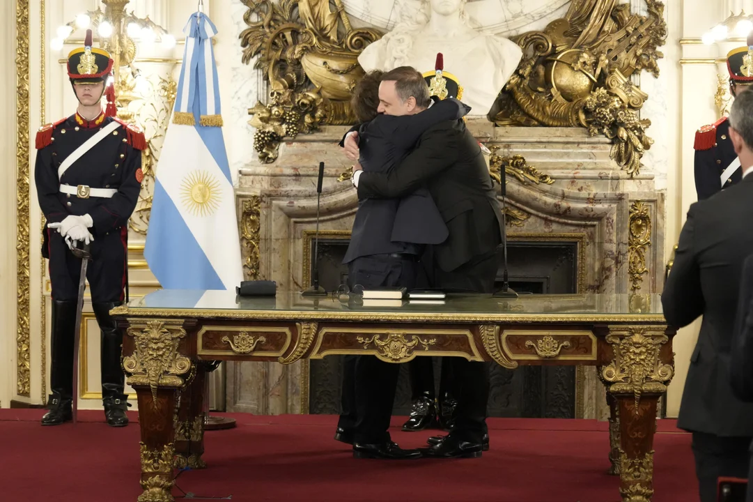 Javier Milei le tomó juramento a Manuel Adorni, quien asumió la Jefatura de Gabinete en lugar de Francos
