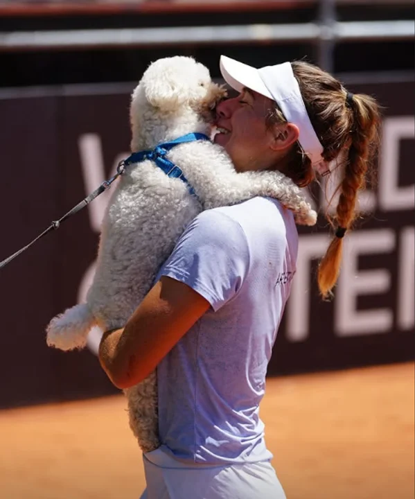 El tierno festejo de Solana Sierra junto a su perro luego de ganar en la Billie Jean King Cup