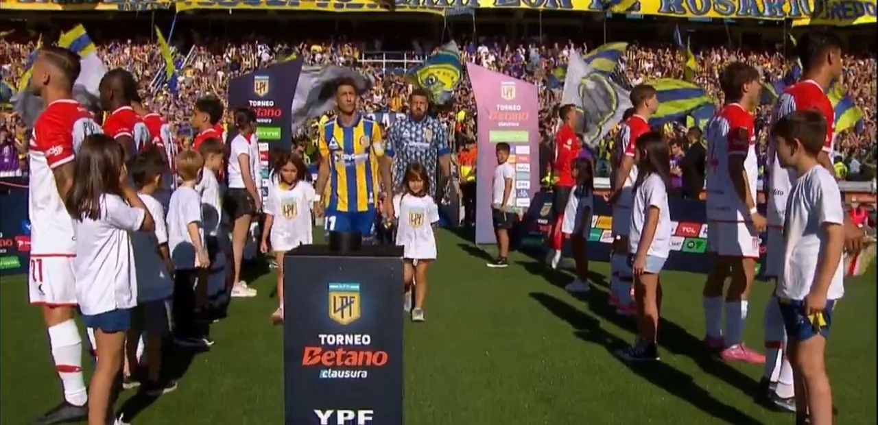 Estudiantes y un pasillo de espaldas que representa a los hinchas del fútbol