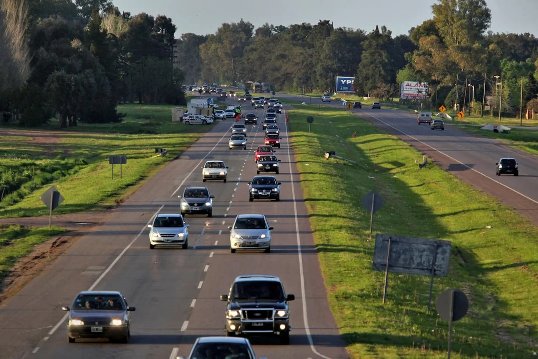 Tráfico y demoras en Ruta 2: miles de autos vuelven al AMBA tras fin de semana largo