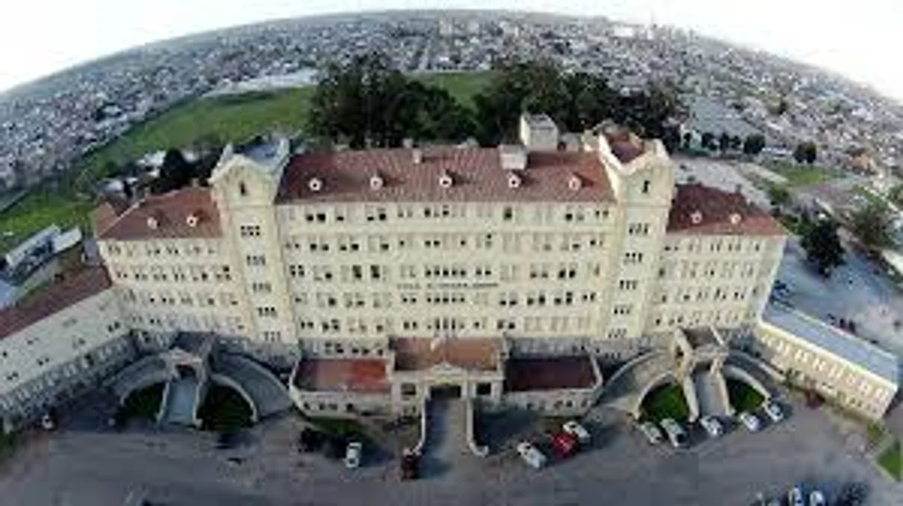 Cinco delincuentes asaltan un quiosco y balean a un joven de 16 años