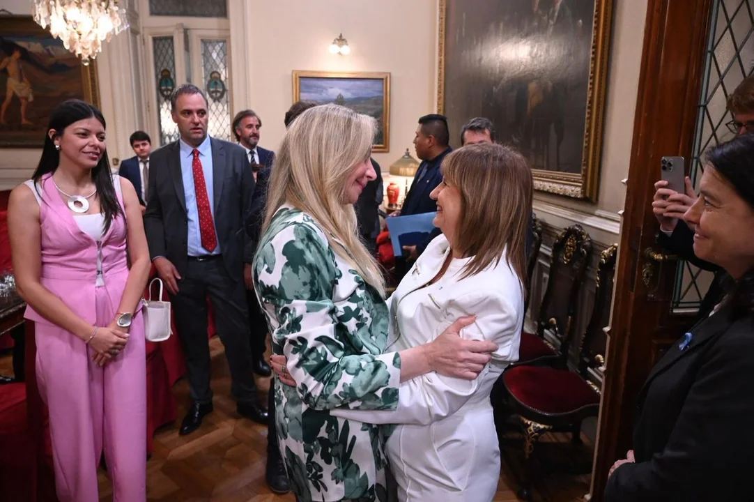 Las fotos del festejo íntimo de LLA en el Senado: Karina Milei y Bullrich a los abrazos