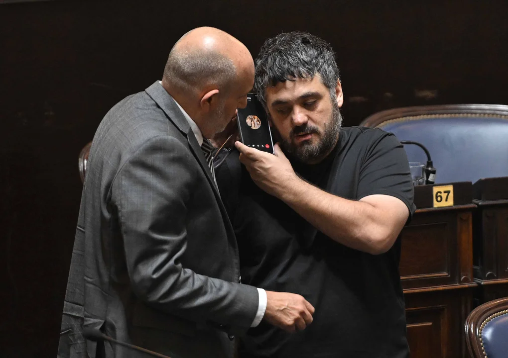 A puro WhatsApp: Massa buscó forzar otra sesión tras la caída del endeudamiento de Kicillof