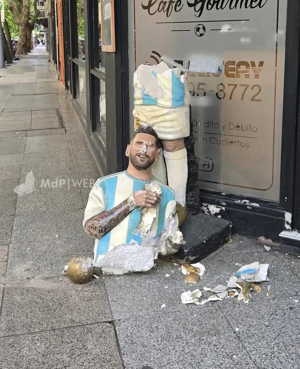 Muy grave: Destrozan estatua de Messi en Santa Fe y Moreno; El Chiqui Tapia en danza