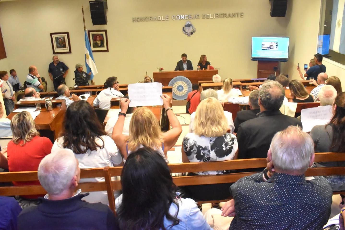 Vecinos rodean municipalidad de Miramar: Nueva tasa del 3 % al combustible: Por la tensión suspenden sesión del HCD