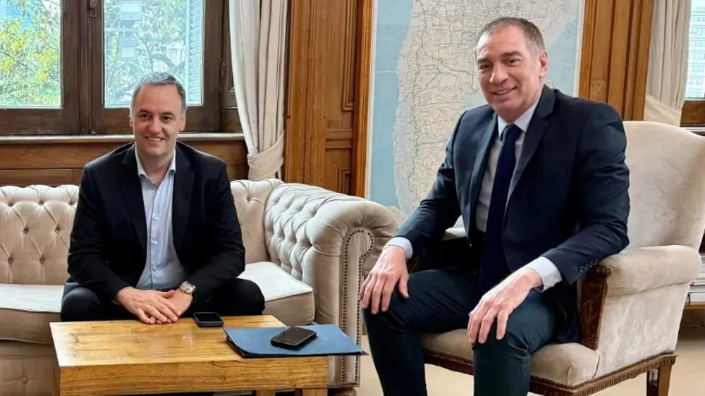 Convirtieron a Scioli en una boya: Adorni y Santilli se repartieron Turismo