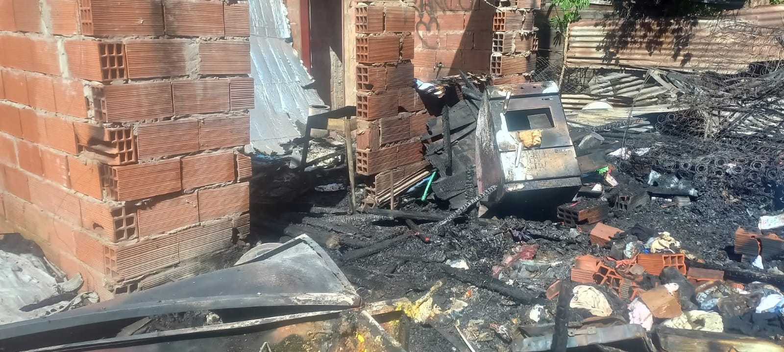 Tragedia y solidaridad en Barrio Las Heras: un incendio deja a una familia sin hogar y necesita ayuda urgente