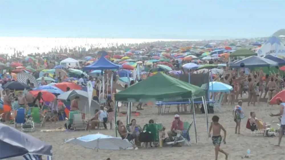 Monte Hermoso prohibió los gazebos en la playa y estalló la polémica
