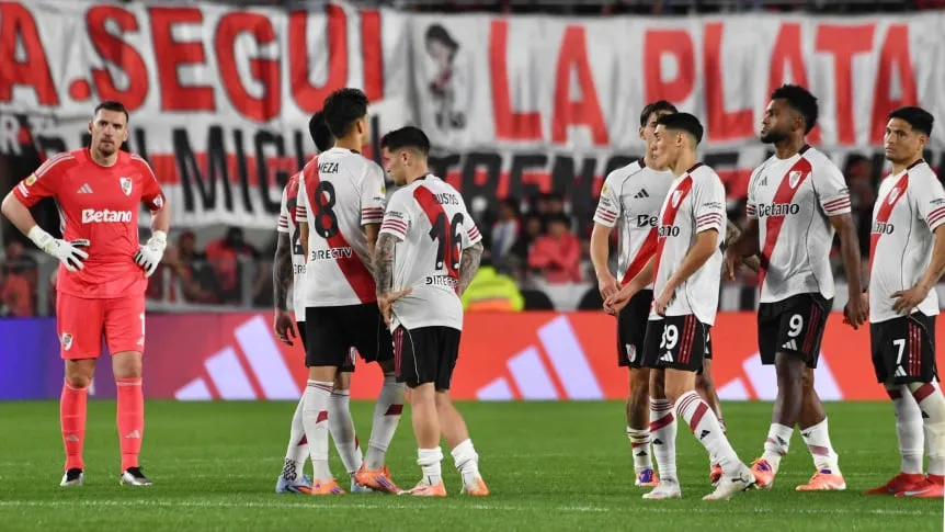 Este River es una vergüenza: no gana ni con ayuda