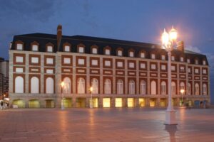 Se puede recorrer en el Foyer del Auditorium la muestra “Lo que queda / What remains”