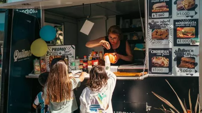 Sabores sobre ruedas en la Plaza Mitre