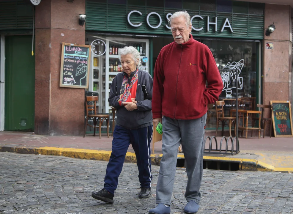 Gastos de personas mayores: ¿Cuánto necesitó una pareja en octubre?; Son 4 mínimas por mes y cobran sólo 2