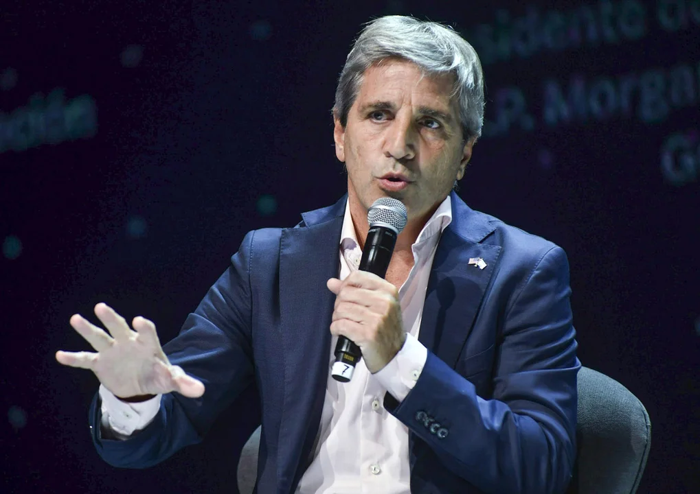 Luis Caputo le apuntó también a Montenegro: «No compren en Pilar» dijo el ministro