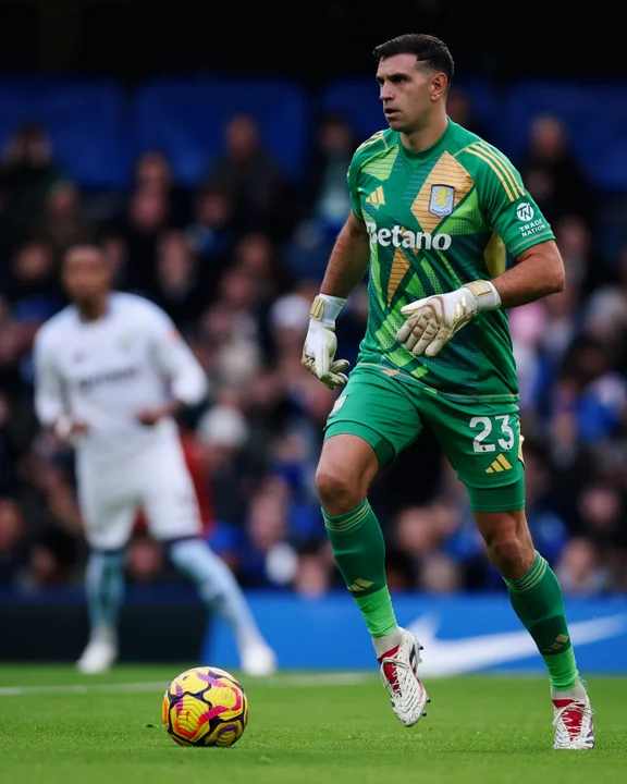 El tenso cruce del “Dibu” Martínez con hinchas del Arsenal