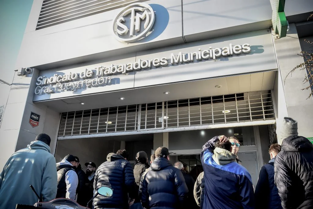 Fuerte golpe sobre la mesa de Neme: Municipales logran acuerdo paritario con recuperación salarial