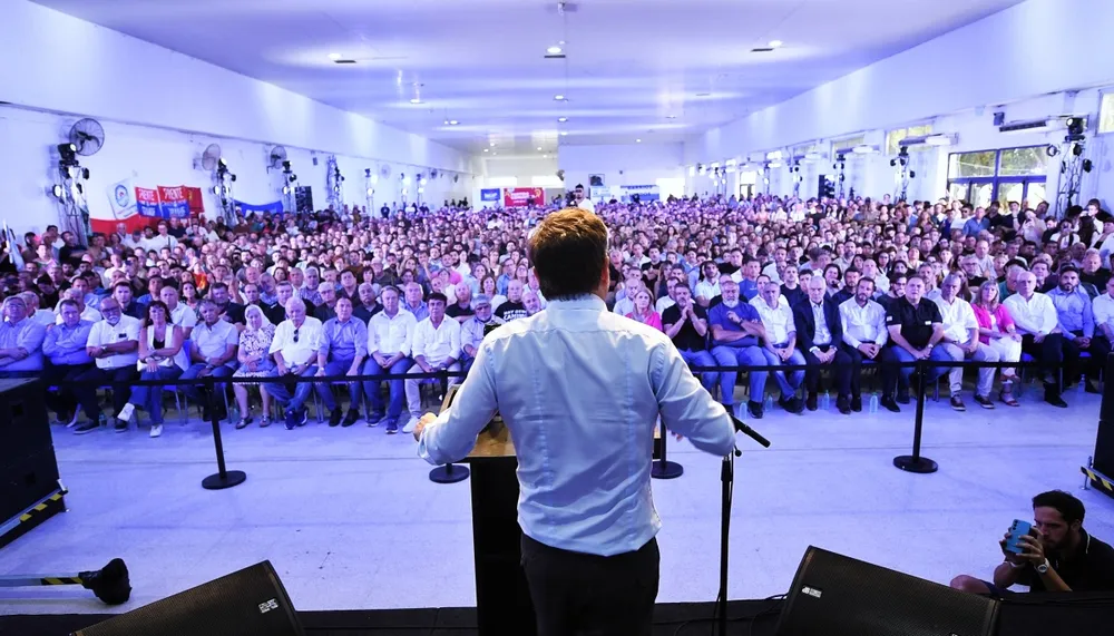 Kicillof quiere cambiar de tema, pero las peleas pendientes no lo dejan