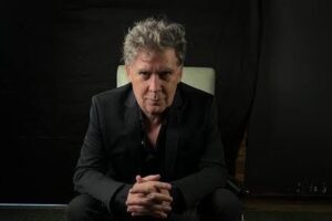 Rodrigo Manigot inaugura Ogham Riders Garage con piano y voz