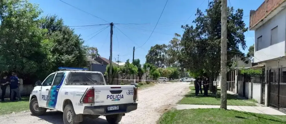 Jóvenes en moto balean en la cabeza a un policía en el Barrio Belisario Roldán: Estado muy grave