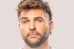 Juampi González volverá a escena con su nuevo unipersonal “Oveja negra”