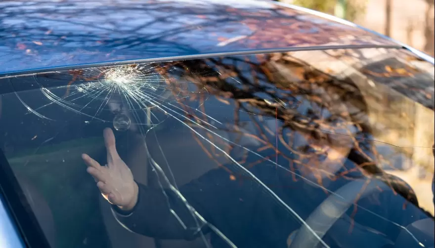 Salvaje ataque vándalico a un auto en avenida Jorge Newbery a metros de la UTOI: Pudo ser una tragedia